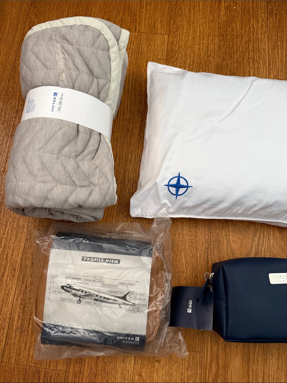 UNITED AIRLINES SAKS FIFTH AVENUE BLANKET MEMORY FOAM PILLOW 100 YEARS COWSHED X - Picture 3 of 10